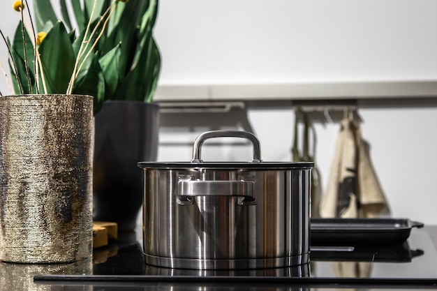 Крупный план современной стальной сковороды в интерьере кухни