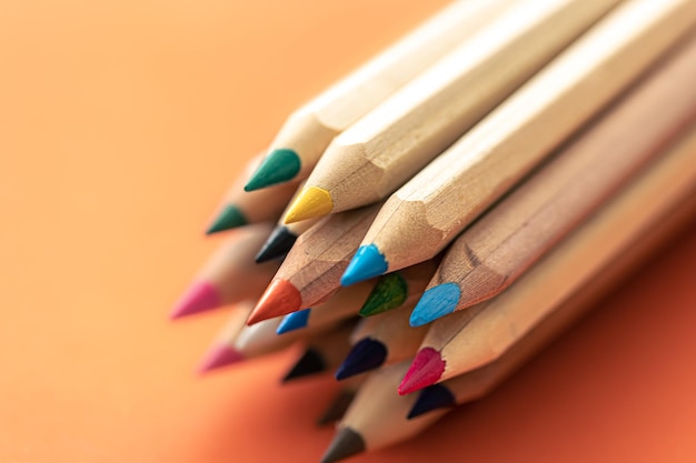 孤立した描画のためのクローズアップ色とりどりの木製鉛筆