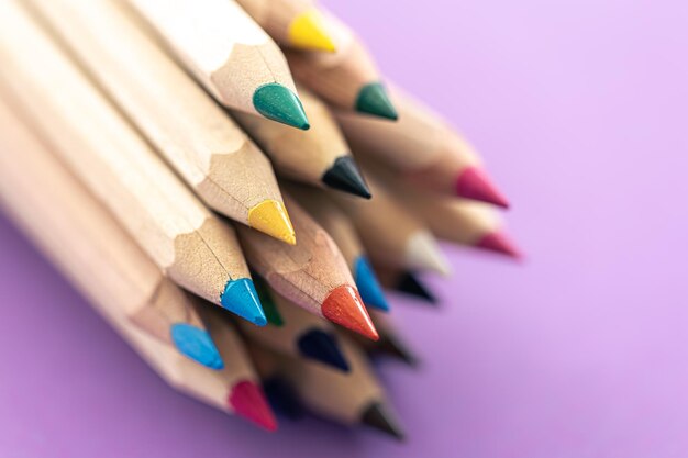 Крупным планом разноцветные деревянные карандаши для рисования изолированы