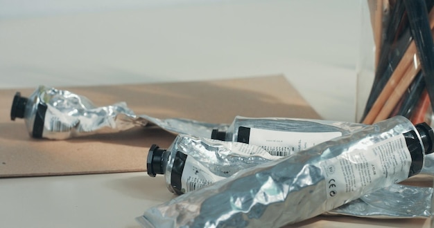 Бесплатное фото Крупный план художественных инструментов в студии краски кисти холст карандаш