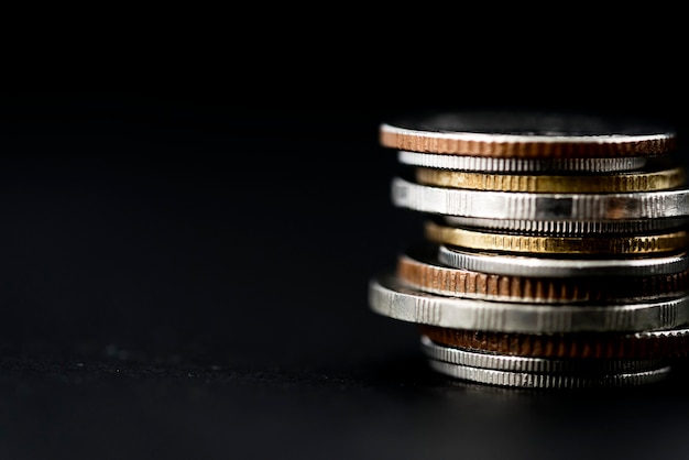 Бесплатное фото Крупным планом стека монет, изолированные на черном фоне