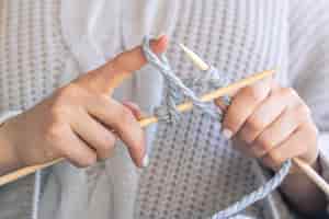 無料写真 円形の針を使って編み物をする手のクローズアップ