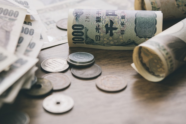 Крупным планом японских иен деньги счета и монеты на фоне дерева стол Premium Фотографии