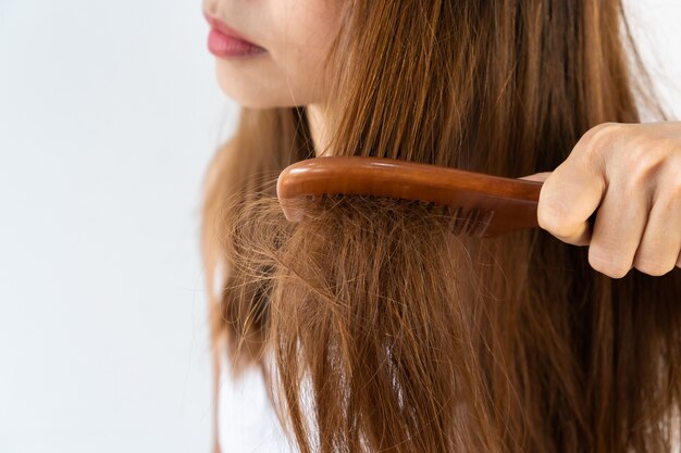 茶色の汚い髪を持つ若い女性の顔の肖像画はありません 眠そうなコンセプト プレミアム写真