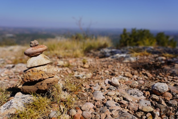 Бесплатное фото Крупный план небольших камней, сложенных друг на друга выбранный фокус