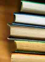 Бесплатное фото Крупный план стопки антикварных книг образовательной, академической и литературной концепции