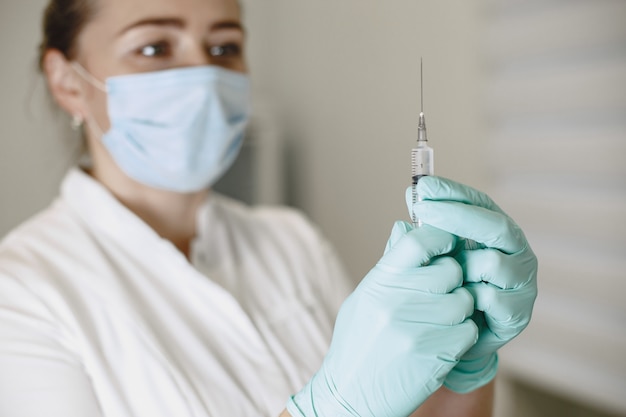 Бесплатное фото Крупный план гриппа шприца и флакона для инъекций. подготовка к вакцине против кори, коронавируса, covid-19.