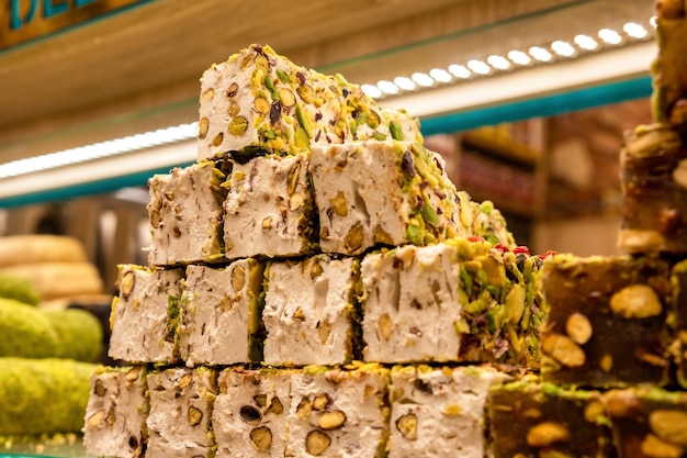 Бесплатное фото Крупный план турецких сладостей и рахат лукум на египетском базаре