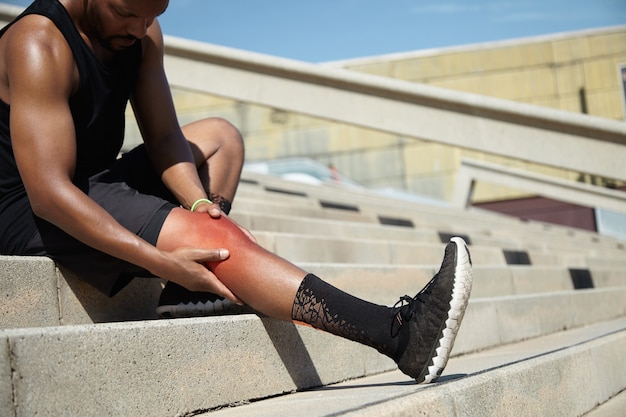 Бесплатное фото Крупным планом молодой человек с травмой колена