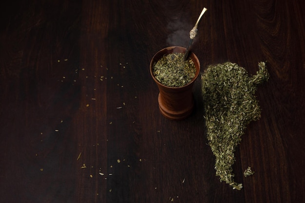 Free photo closeup of organic yerba mate powder in a traditional calabash gourd