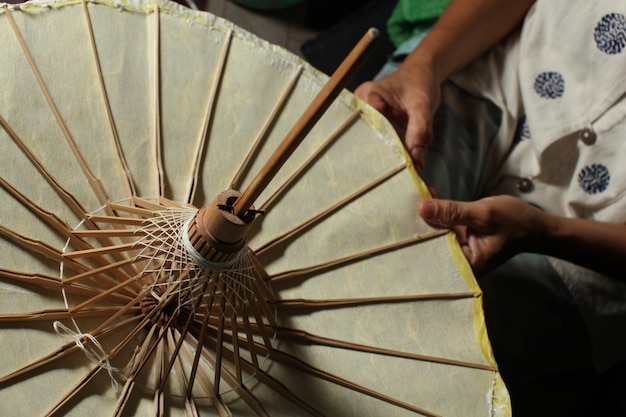 태국 전통 종이 우산을 만드는 사람의 근접 촬영 오버 헤드 샷