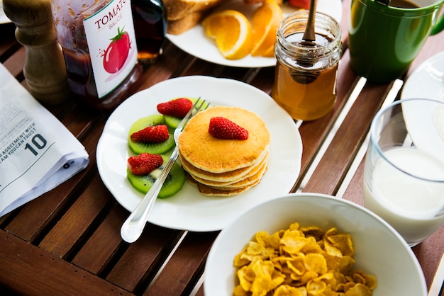 イチゴの朝食とパンケーキの上の拡大写真