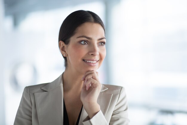 Free photo closeup of pensive beautiful business woman