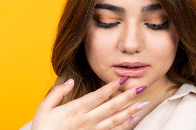 Foto gratuita foto del primo piano di una bella signora che fa il trucco foto di alta qualità