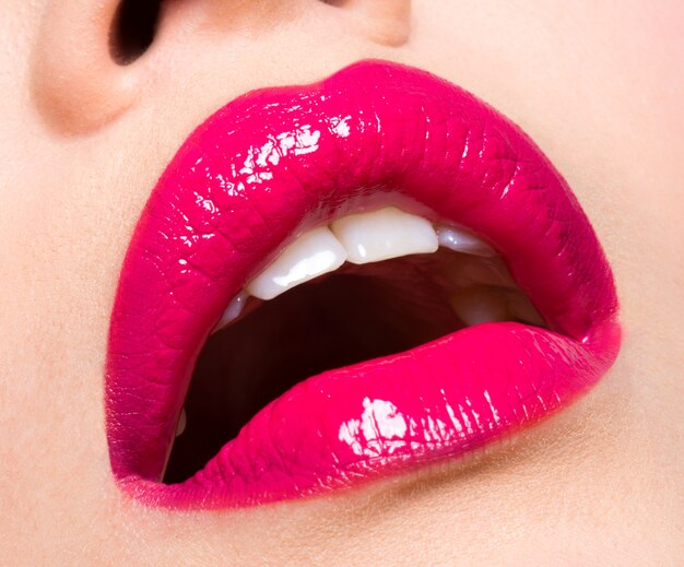 美しいセクシーな赤い唇のクローズアップ写真