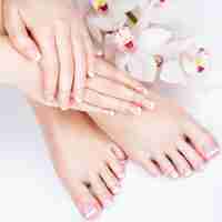 Free photo closeup photo of a female feet at spa salon on pedicure and manicure procedure - soft focus image