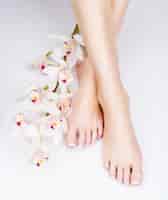 Foto gratuita foto del primo piano di un piede femminile con il pedicure francese bianco sulle unghie