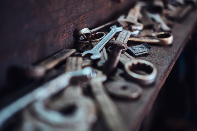 Primo piano fotografico di diversi strumenti e parti necessari nel garage di ogni uomo.