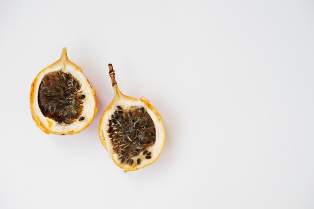 Free photo closeup photo of two halves of passion fruit on the table