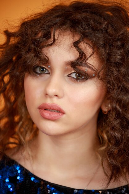 Free photo closeup photo of young curlyhaired girl headshot photo high quality photo