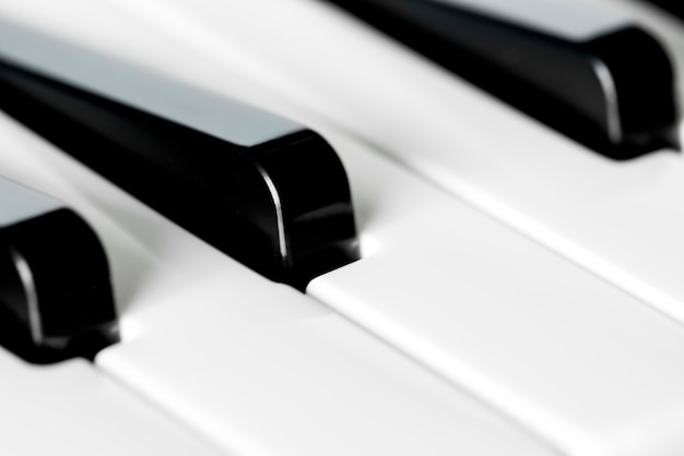 Foto gratuita primo piano della tastiera di un pianoforte