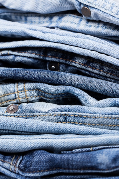 Foto gratuita primo piano del mucchio dei jeans