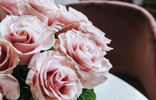 Крупным планом букет розовых роз
