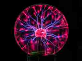 Free photo closeup of a plasma globe in the darkness