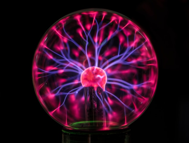 Free photo closeup of a plasma globe in the darkness