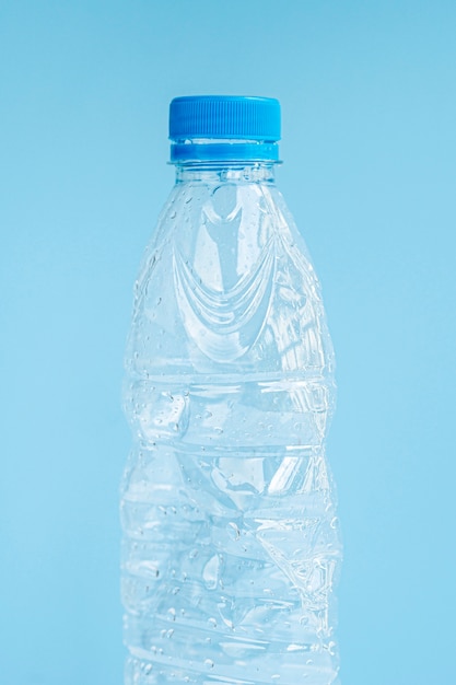 Крупным планом пластиковой бутылки на синем фоне