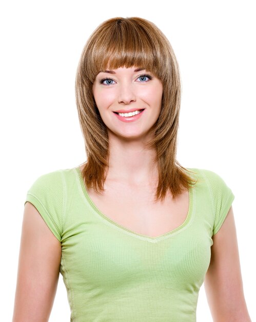 Портрет крупным планом красивой улыбающейся молодой женщины со здоровыми зубами