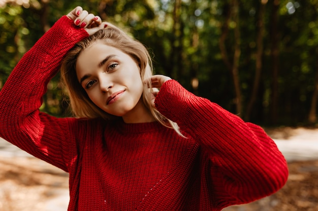 Closeup portrait of a blonde woman in the autumn park.