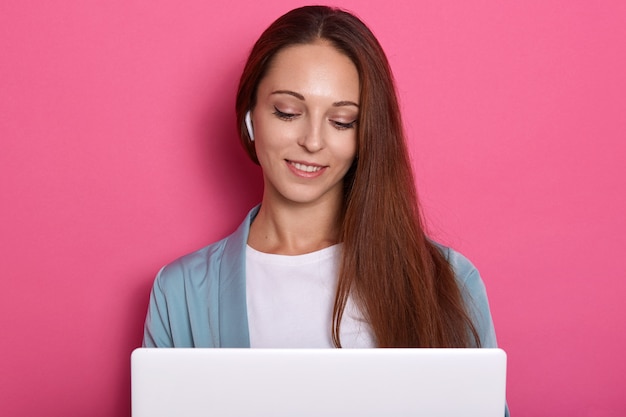 Free photo closeup portrait of concentrated smiling girl working with lap top