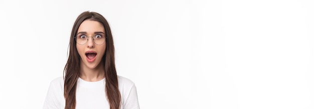 Free photo closeup portrait of enthusiastic intrigued young brunette woman listening with dropped jaw to amazin