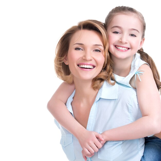 Крупным планом портрет счастливой белой матери и молодой дочери - изолированные