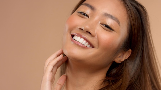Портрет крупным планом азиатской тайской японской модели счастливый смех