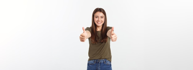 Бесплатное фото Крупным планом портрет красивой молодой женщины, показывающей большие пальцы вверх, изолировать знак на белом фоне