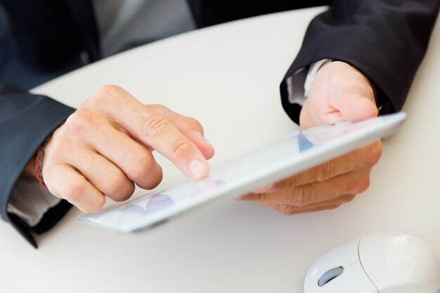 Макрофотография портрет служащего руки с планшета