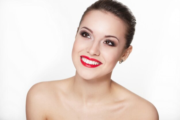 Макрофотография портрет сексуальные улыбающиеся кавказских молодая женщина модель с гламур красные губы, яркий макияж, макияж глаз стрелка, цвет чистоты. Идеально чистая кожа. Белые зубы