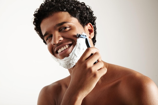 Крупным планом портрет бреющегося мужчины