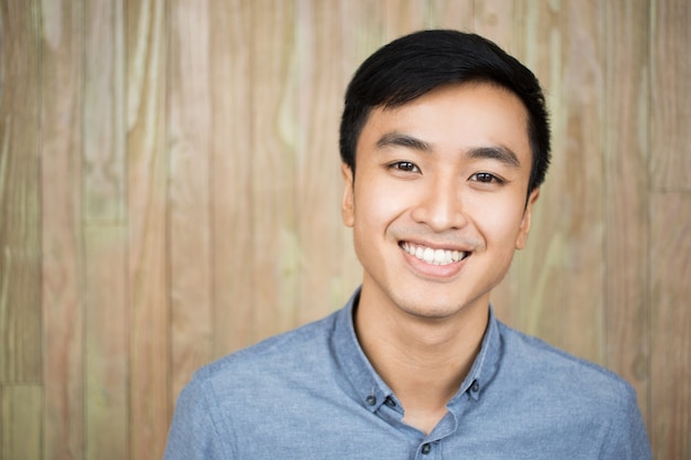 Макрофотография портрет улыбающегося красивый азиатский человек