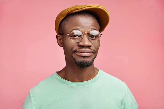 Free photo closeup portrait of young african-american man with hat