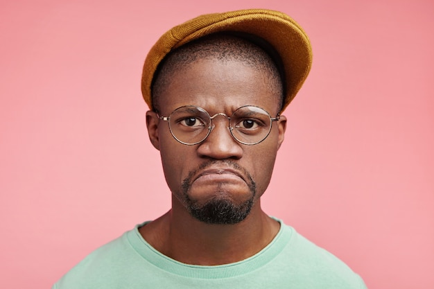 Free photo closeup portrait of young african-american man with hat