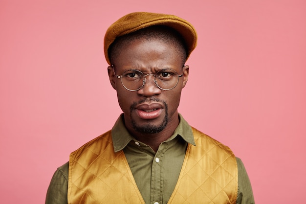 Free photo closeup portrait of young african-american man with hat