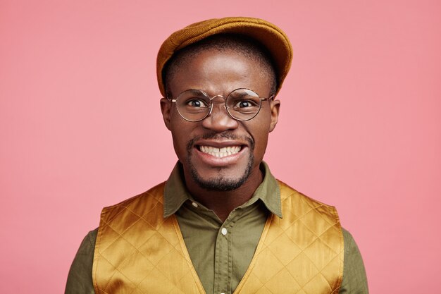 Free photo closeup portrait of young african-american man with hat