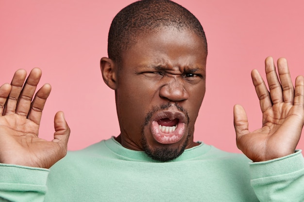 Free photo closeup portrait of young african-american man