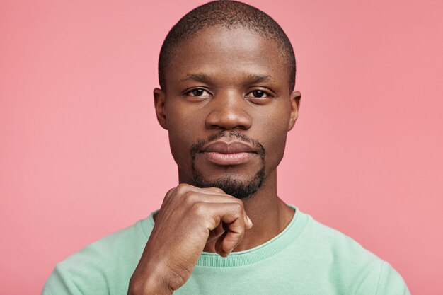 Портрет крупным планом молодого афроамериканца