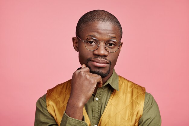 Free photo closeup portrait of young african-american man