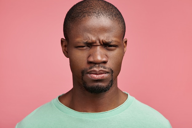 Foto gratuita closeup ritratto di giovane uomo afro-americano