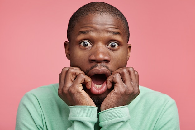 Free photo closeup portrait of young african-american man